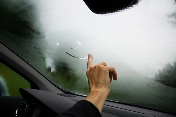 Mẹo xử lý kính ô tô bị mờ hơi nước và kinh nghiệm lái xe khi trời sương mù