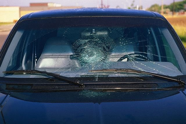 Sự an toàn và nguy hiểm của hai loại kính trên ôtô