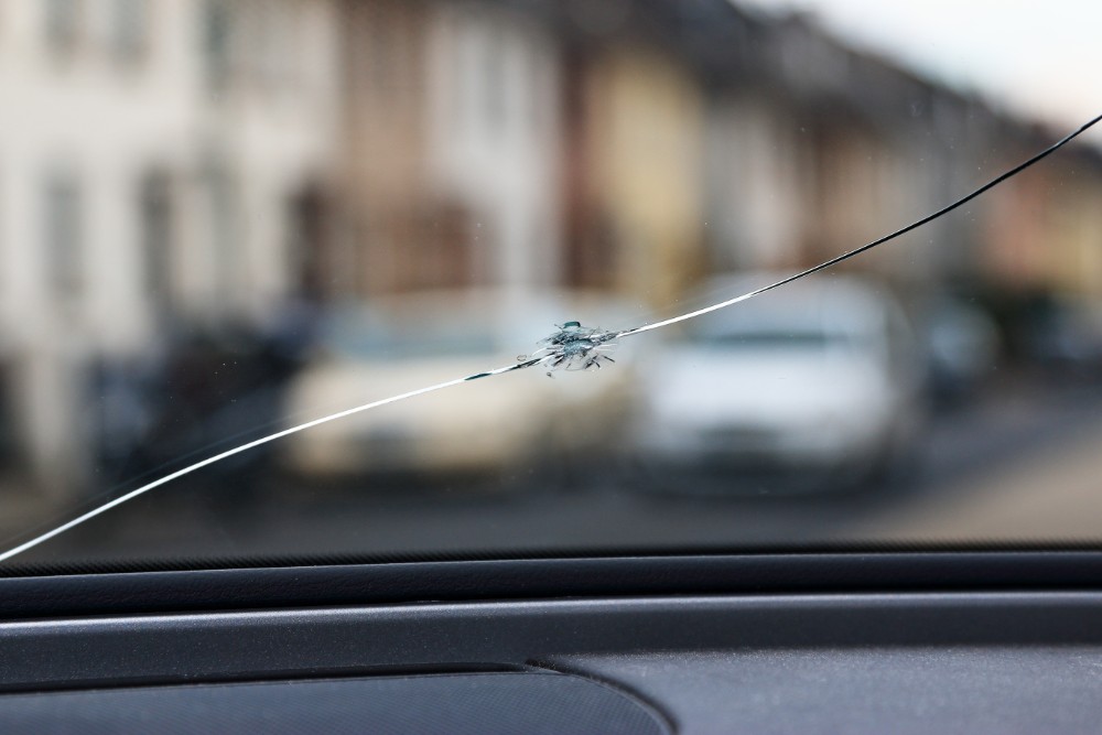 Nên thay mới hay sửa chữa khi kính chắn gió xe ô tô bị nứt?